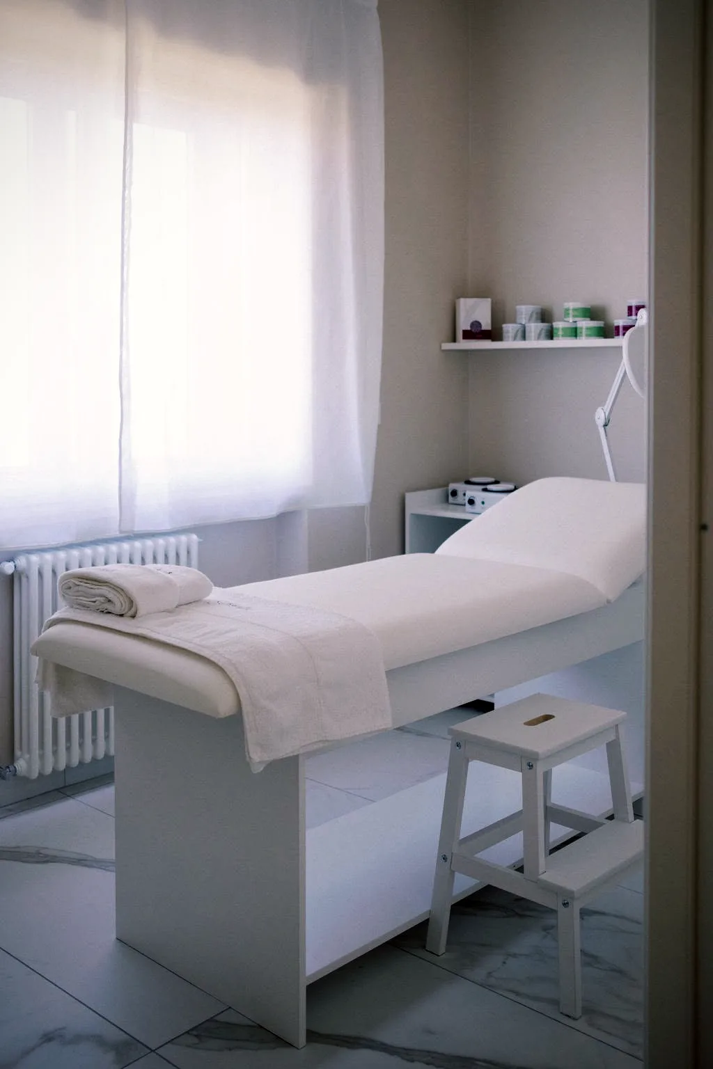 La cabina trattamenti con il lettino bianco